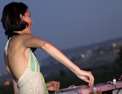 Image 2 for DJ EFRAT - מדברת מוזיקה