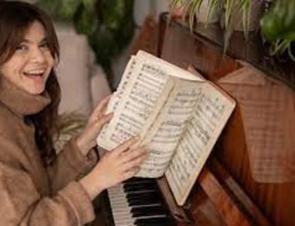 Image 1 for אסתר - מורה למוסיקה