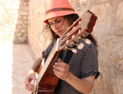 Image 2 for איילת יהודה שיעורי גיטרה